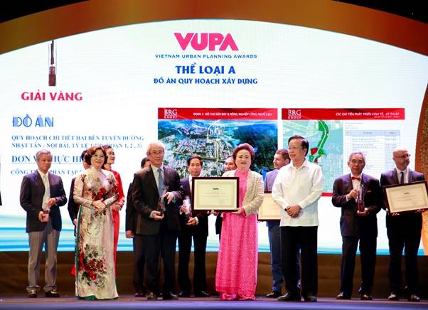 Bà Nguyễn Thị Nga và Ông Lê HỮu Báu - Lãnh đạo Tập đoàn BRG nhận giải Vàng Đồ Án Quy Hoạch Xây dựng